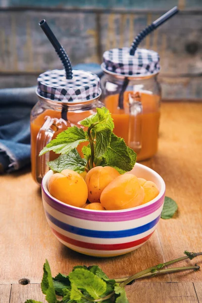 Apricots with juice — Stock Photo, Image