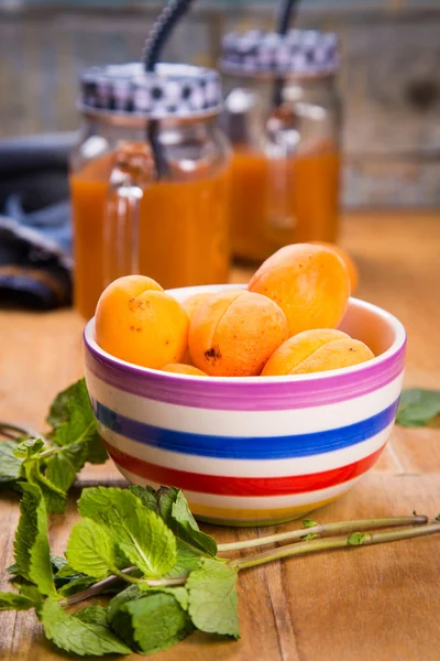 Apricots with juice — Stock Photo, Image