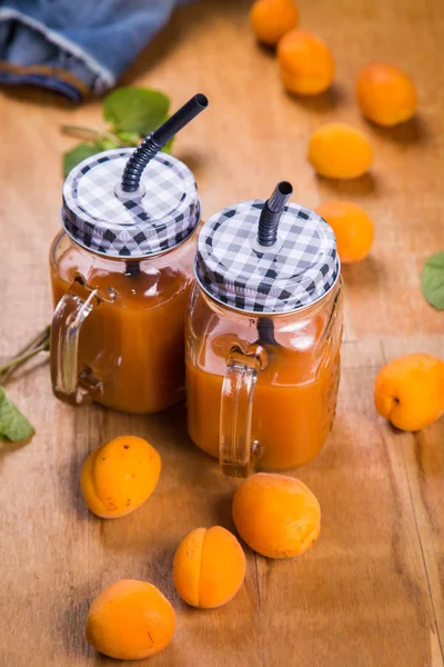 Aprikosen mit Saft — Stockfoto