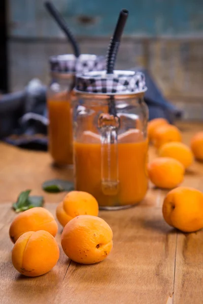 Aprikoser med juice — Stockfoto