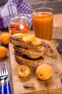 Kayısı ile sandviç