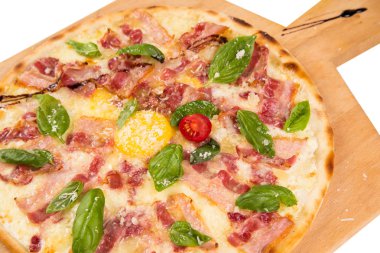 pastırmalı sıcak pizza