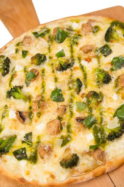 Pizza beyazda izole.