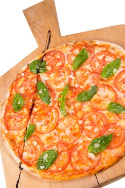 Pizza beyazda izole.