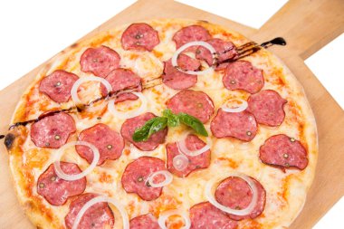 Pizza beyazda izole.