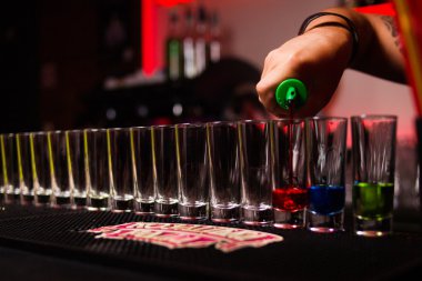 alkol kokteyller olduğunu dökülen