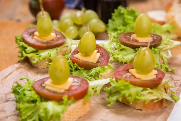 Canapé com uva — Fotografia de Stock