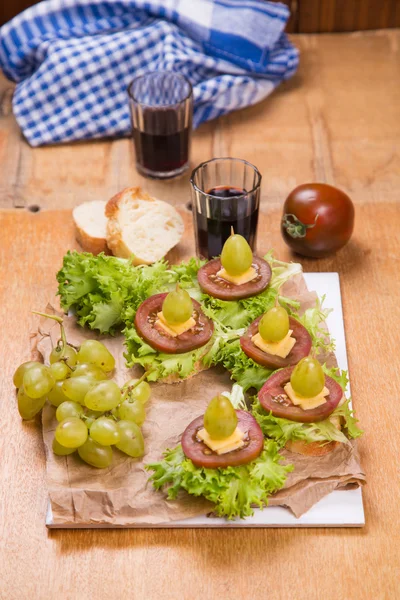 Canapé com uva — Fotografia de Stock