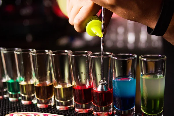 Alkohol-Cocktails werden ausgeschenkt lizenzfreie Stockbilder