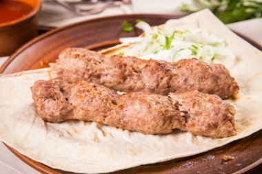 soğan ve maydanoz ile sosis