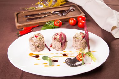 Beyaz tabakta ördek pate