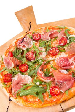 Pizza beyazda izole.