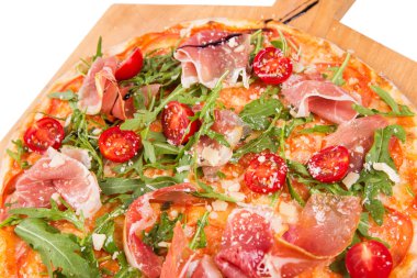 Pizza beyazda izole.