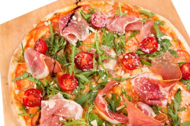 Pizza beyazda izole.