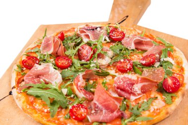 Pizza beyazda izole.