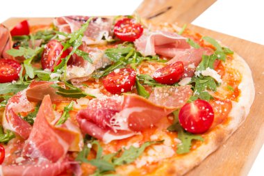 Pizza beyazda izole.