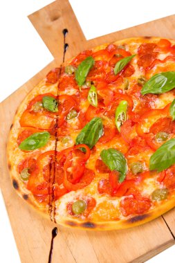 Pizza beyazda izole.