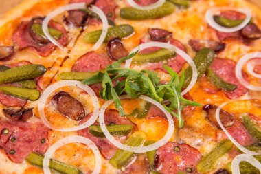 Pizza beyazda izole.