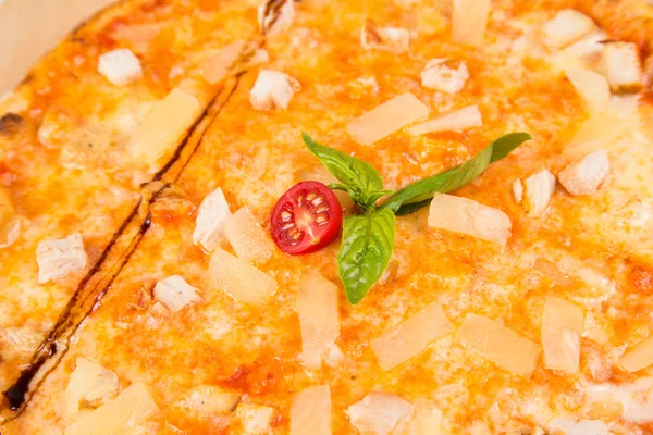 Pizza izolovaná na bílém — Stock fotografie