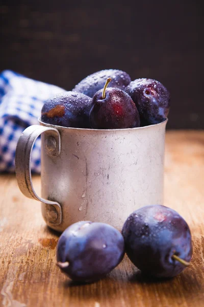 Blaue Pflaumen im Becher — Stockfoto