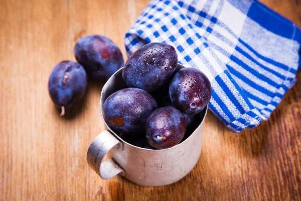 Blaue Pflaumen im Becher — Stockfoto