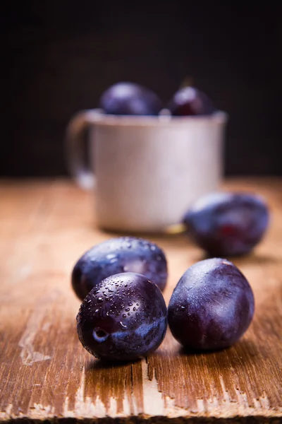 Blå plommon i kopp — Stockfoto