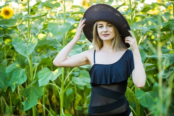 Bionda Ragazza Europea Costume Bagno Nero Cappello Sulla Natura Con — Foto Stock