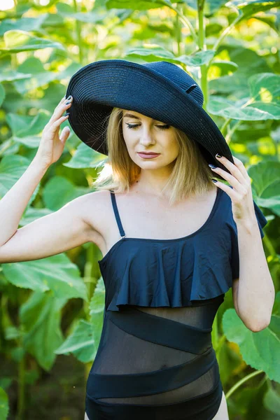 Блондинка Черном Купальнике Шляпе Природе Подсолнухами — стоковое фото