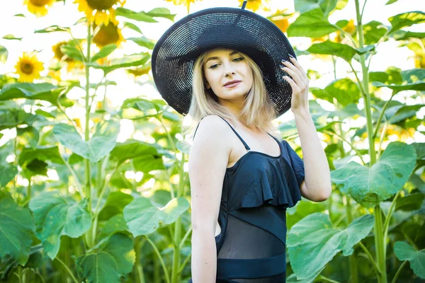 Rubia Europea Chica Traje Baño Negro Sombrero Naturaleza Con Girasoles — Foto de Stock