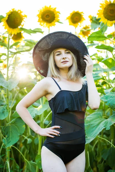 Rubia Europea Chica Traje Baño Negro Sombrero Naturaleza Con Girasoles —  Fotos de Stock