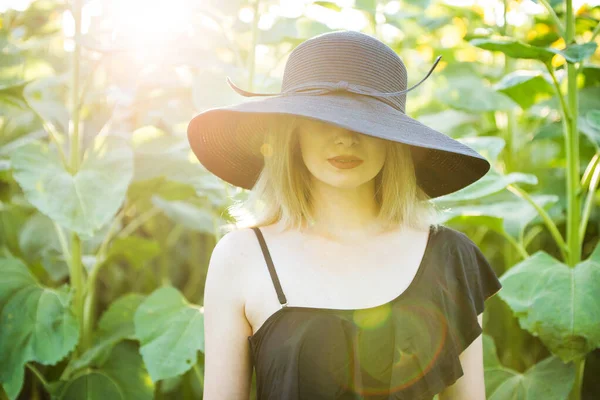 Bionda Ragazza Europea Costume Bagno Nero Cappello Sulla Natura Con — Foto Stock