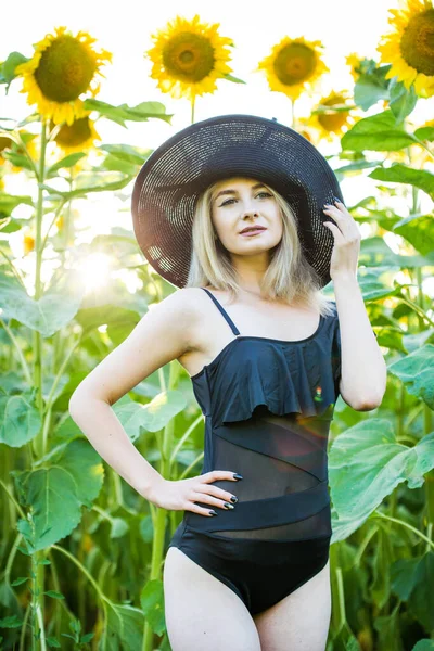 Blond Europeisk Flicka Svart Baddräkt Och Hatt Naturen Med Solrosor — Stockfoto