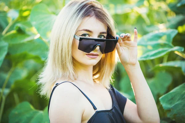 Blond Evropské Dívka Černé Plavky Přírodě Slunečnicemi — Stock fotografie