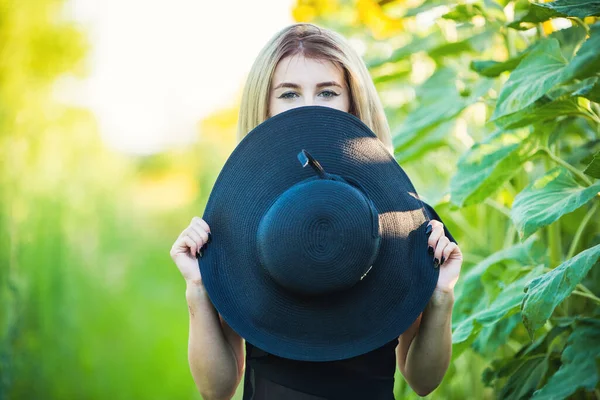 Blond Evropské Dívky Černých Plavkách Klobouku Přírodě Slunečnicemi — Stock fotografie