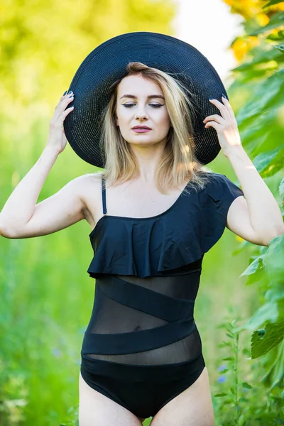 Blond Europeisk Flicka Svart Baddräkt Och Hatt Naturen Med Solrosor — Stockfoto