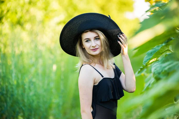 Menina Europeia Loira Maiô Preto Chapéu Natureza Com Girassóis — Fotografia de Stock