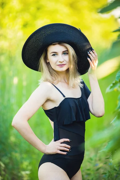 Blond Evropské Dívky Černých Plavkách Klobouku Přírodě Slunečnicemi — Stock fotografie