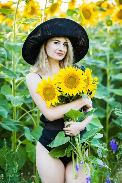 Bionda Ragazza Europea Costume Bagno Nero Cappello Sulla Natura Con — Foto Stock