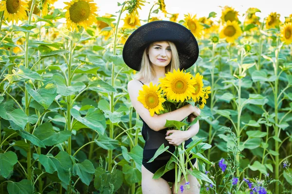 Blond Evropské Dívky Černých Plavkách Klobouku Přírodě Slunečnicemi — Stock fotografie