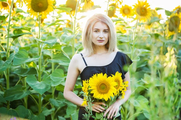 Blond Evropské Dívky Černých Plavkách Klobouku Přírodě Slunečnicemi — Stock fotografie