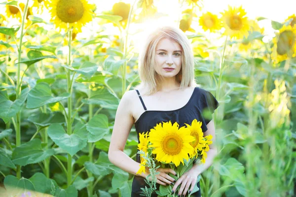 Blond Evropské Dívky Černých Plavkách Klobouku Přírodě Slunečnicemi — Stock fotografie