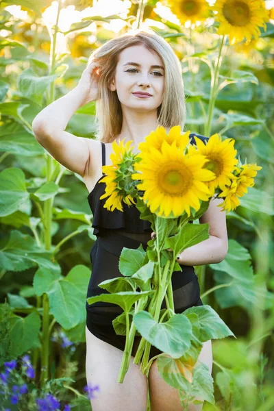 Blond Evropské Dívky Černých Plavkách Klobouku Přírodě Slunečnicemi — Stock fotografie