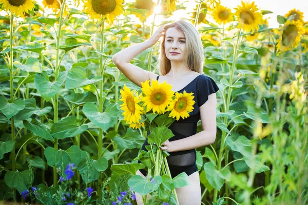 Menina Europeia Loira Maiô Preto Chapéu Natureza Com Girassóis Imagem De Stock