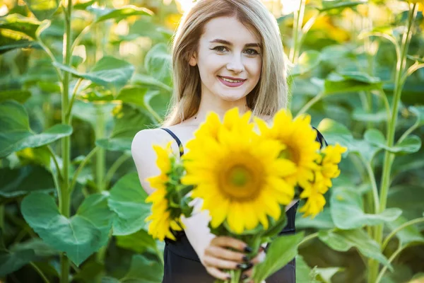 Blond Evropské Dívky Černých Plavkách Klobouku Přírodě Slunečnicemi — Stock fotografie