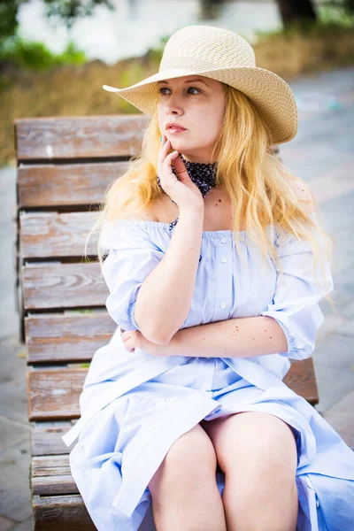 Loira Vestido Azul Belo Chapéu Posando Banco Parque Cidade — Fotografia de Stock