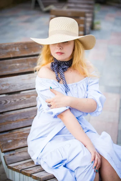 Blonde Robe Bleue Beau Chapeau Posé Sur Banc Dans Parc — Photo