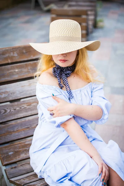 Blonde Blue Dress Beautiful Hat Posing Bench City Park — Stock Photo, Image