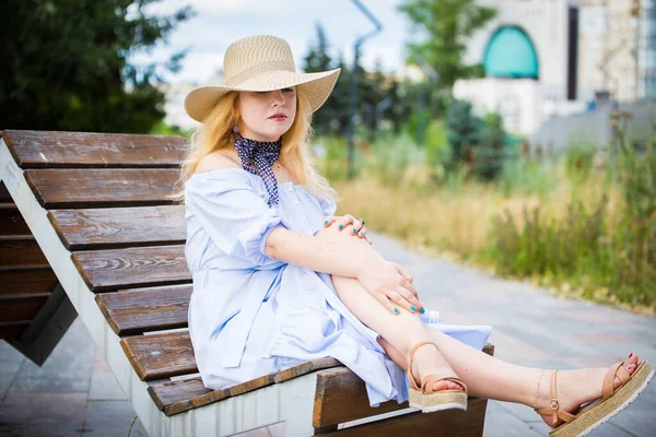 Blondine Blauem Kleid Und Schönem Hut Posiert Auf Einer Bank — Stockfoto