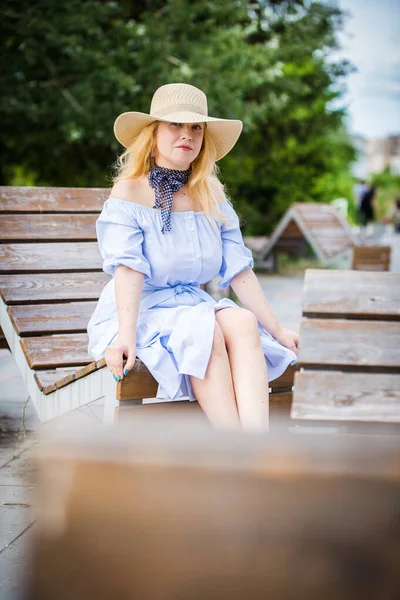 Блондинка Синій Сукні Красивий Капелюх Позує Лавці Міському Парку — стокове фото