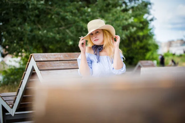 Blonde Blue Dress Beautiful Hat Posing Bench City Park — Stock Photo, Image